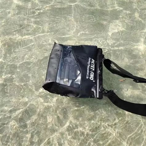 bolsa para entrar no mar